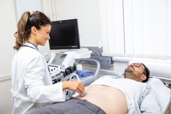 Medica-realizando-ultrassonografia.-Fonte-Freepik